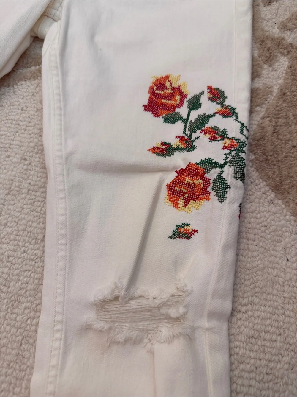 Topshop Jamie Embroidered White Women’s Slim Jeans with Red Rose Detail - Picture 4 of 5